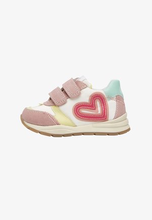 Sneaker rosa, bianca e gialla con dettagli in suede, dotata di fasce in Velcro e di un design a forma di cuore rosso sul lato, completata da una suola in gomma.