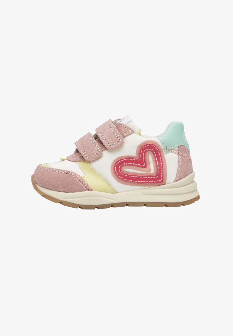 Sneaker rosa, bianca e gialla con dettagli in suede, dotata di fasce in Velcro e di un design a forma di cuore rosso sul lato, completata da una suola in gomma.
