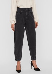 Svarta högmidjade jeans i denim med avslappnad passform, fem fickor och knappstängning. Texturerat tyg, rak ben-design.