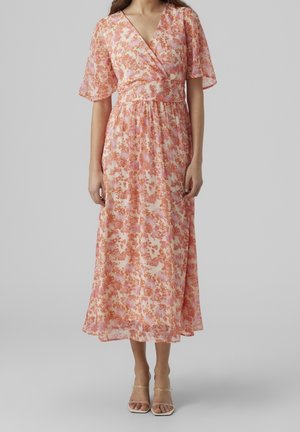 Maxi-jurk met bloemenprint in roze en koraal, met korte fluttermouwen, een V-hals en een aangesloten taille, uitlopend tot een knielange zoom.