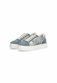 Plave suede tenisice s srebrnim metalnim naglasima, bijelom gumenenom potplatu, okruglim vrhom i kremasto žutim vezicama. Detalj teksturiranih bočnih panela.