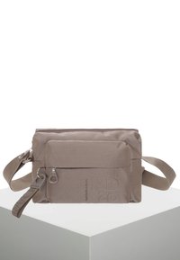 Borsa a tracolla beige realizzata in tessuto strutturato, con un comparto principale con zip e una tasca frontale con zip e dettaglio del logo inciso.