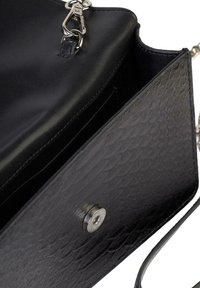 Borsa a mano nera in pelle con un motivo a serpente testurizzato, chiusura a scatto in metallo argentato e tracolla a catena; l'interno presenta una fodera in tessuto liscio.