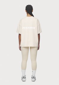Pegador ARENDAL LOGO HEAVY OVERSIZED TEE - Apdrukāts T-krekls - washed coast sand/white