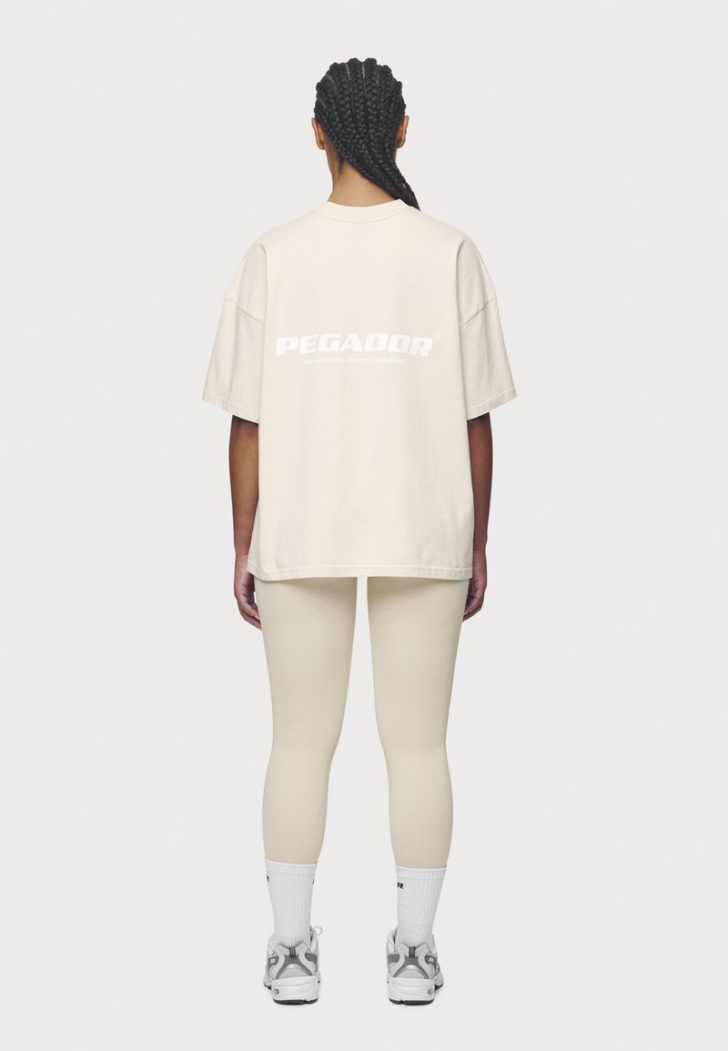 Pegador ARENDAL LOGO HEAVY OVERSIZED TEE - Triko s potiskem - washed coast sand/white