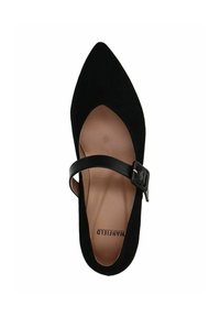 Schwarzwildleder-Schuh mit spitzer Zehenpartie, einem einzelnen verstellbaren Riemen und Schnalle. Das Innere verfügt über eine glatte, beige Innensohle mit Markenlabel.
