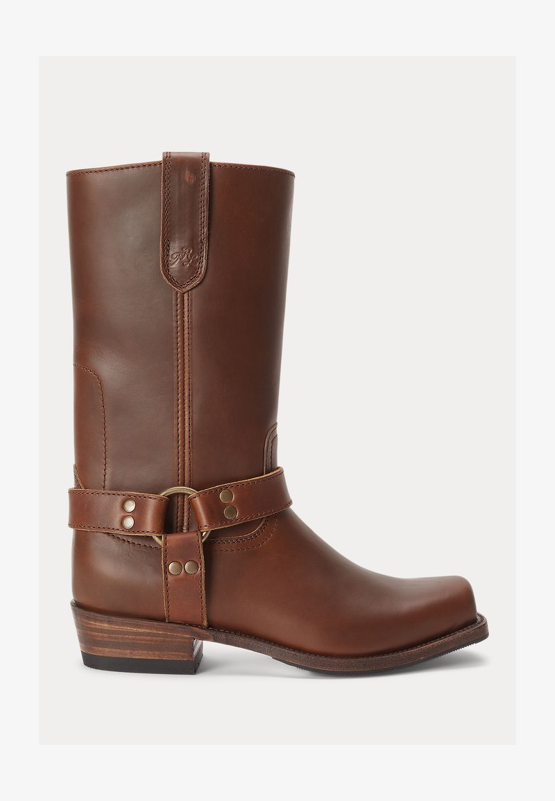 Hnedá kožená čižma do polovice lýtka so stranovým remienkom a kovovým krúžkom, podpätok a okrúhla špička.