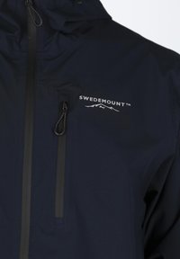 Navyblaue wasserdichte Jacke mit einem Reißverschluss vorne, verstellbarem Kapuze und einem Logo mit Bergdesign auf der linken Brust.