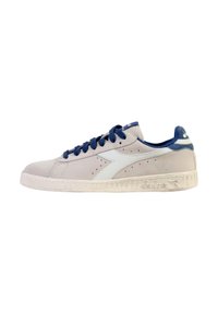 Sneaker in suede grigio chiaro con dettagli in blu navy. Presentano lacci rotondi, perforazioni e una suola in gomma testurizzata con dettaglio del logo.