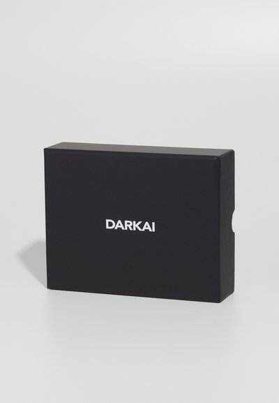 Cutie neagră rectangulară cu cuvântul "DARKAI" scris cu litere albe pe partea din față, având o textură mată netedă și un slot deschis pe latură.