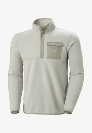 Jasnoszary polarowy sweter z kołnierzem z stójką, półguzikowym zapięciem oraz kieszenią na klatce piersiowej z prostokątną naszywką z logo.