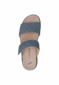 Sandales à glisser en gris matelassé avec deux larges brides, dotées d'une semelle intérieure beige et d'une semelle extérieure noire solide. Le nom de la marque "CAPRICE" est embossé à l'intérieur.