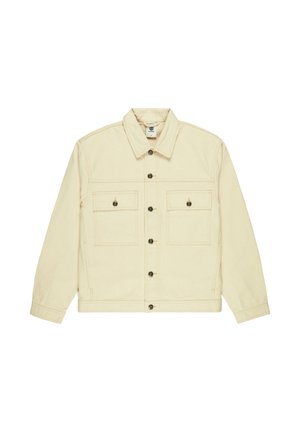 Giacca beige con bottoni davanti, due tasche con patta sul davanti, maniche lunghe e collo appuntito, mostrata su sfondo bianco.