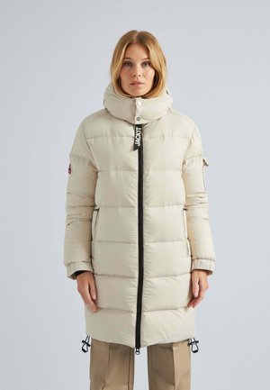 Beige pufferjack met een hoge kraag, voorzien van een ritssluiting aan de voorkant, zijzakken en verstelbare toggles aan de onderkant. Gladde, gewatteerde textuur.