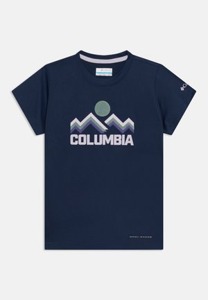 Tmavomodré tričko s krátkym rukávom s grafikou hôr a slnka v zelenej, fialovej a bielej farbe. Obsahuje nápis "COLUMBIA". Textúrovaná látka.