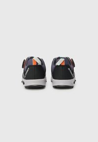 Schwarze und lila Sportschuhe mit Mesh-Obermaterial, orangefarbene und petrolfarbene Akzente, Gummisohle und einem Zugschlusssystem für einen sicheren Sitz.