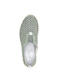 Chaussure verte à enfiler avec des découpes circulaires, semelle en caoutchouc texturée et un logo blanc. Doublure intérieure lisse et accents élastiques sur les côtés.