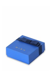 Blaues Geschenkpaket mit goldener Schrift "MISH", dekoriert mit einem dunkelblauen Band. Glatte Oberfläche, quadratische Form, minimalistisches Design.
