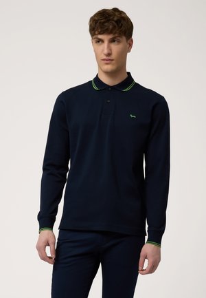 Polo a maniche lunghe blu navy con colletto e polsini a righe verdi, presenta un piccolo logo verde sul petto. Tessuto in cotone liscio.