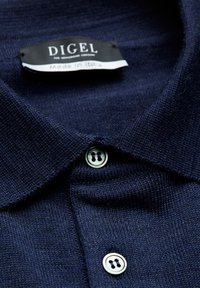 Marineblaues strickpoloshirt mit spitzem Kragen, zwei-Knopf-Verschluss und einem Stofflabel mit der Aufschrift "DIGEL, Made in Italy."