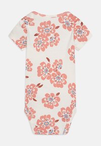 Kurzärmliger Baby-Body in Creme mit floralem Print, der pinke und blaue Blumen zeigt. Weicher Baumwollstoff mit Druckknopfverschluss am Boden.