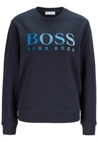 Mörkblå sweatshirt med ribbade muddar och nederkant, med stor blå "BOSS" och mindre "HUGO BOSS" broderat på bröstet.