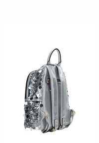 Ezüst hátizsák, egyoldali flitteres díszítéssel, sima anyagból, dupla vállpánttal és egy felső fogantyúval a hordozáshoz.