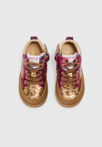 Leopardmønstret sneakers med vinrøde og gyldne accenter, prydet med tan gummisåler og brune snørebånd. Blødt tekstiloverdel og polstret krave.