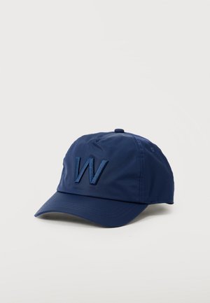 Casquette de baseball bleu marine à visière courbée avec la lettre "W" brodée sur le panneau avant, posée sur un fond blanc uni.