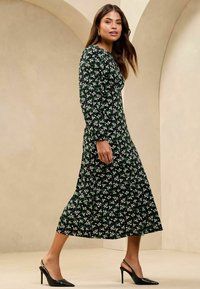 Lipsy LONG SLEEVE PRINTED MIDI  - Trikotaažkleit - green