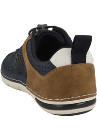 Granatowe i beżowe buty casualowe z perforowaną cholewką, zamszowymi akcentami i białą, haftowaną podeszwą. Zawierają pętelkę na pięcie ułatwiającą zakładanie.