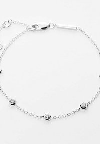 Bracciale d'argento con una catena delicata e perline circolari alternate, ciascuna incastonata con un piccolo gemma trasparente per un tocco di dettaglio.