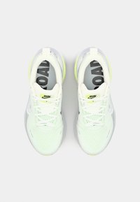 Nike Performance VOMERO 18 - Tenisice za cestovno trčanje - summit white/black/barely volt/light silver/metallic silver