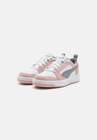 Sneakers rosa chiaro e bianchi con dettagli grigi, caratterizzati da una tomaia in pelle liscia, perforazioni sulla punta e una suola in gomma texturizzata.