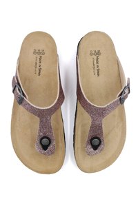 Sandales plates en paillettes roses avec un design à tige entre les orteils, ornées d'un accent bouton noir et d'une semelle intérieure douce beige, fabriquées en Espagne.