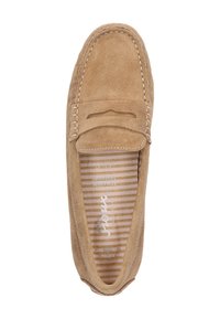 Suede-Mokassin in Hellbraun, mit kontrastierenden Nähdetails und einer erhöhten Naht an der Zehenpartie. Das Innere hat ein gestreiftes Muster. Flaches Schuhdesign.