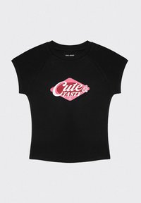 Czarna koszulka z krótkimi rękawami raglanowymi. Posiada dużą różowo-białą grafikę z napisem "Urocze i Smaczne" umieszczoną na środku przodu.