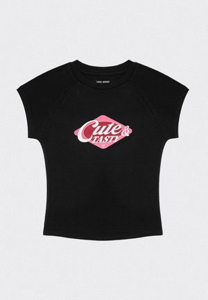 Czarna koszulka z krótkimi rękawami raglanowymi. Posiada dużą różowo-białą grafikę z napisem "Urocze i Smaczne" umieszczoną na środku przodu.