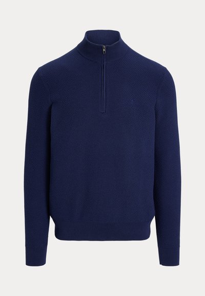 Tengerészkék, texturált kötött pulóver negyedcipzáras gallérral, bordázott mandzsettával és szegéllyel, fehér háttéren bemutatva.
