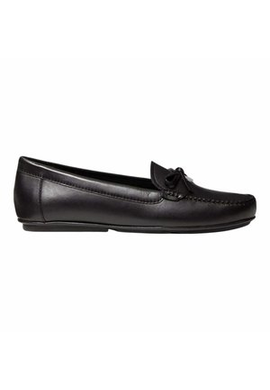 Mocassino in pelle nera slip-on con punta arrotondata, piccolo dettaglio a fiocco sulla parte superiore e tacco basso e piatto.