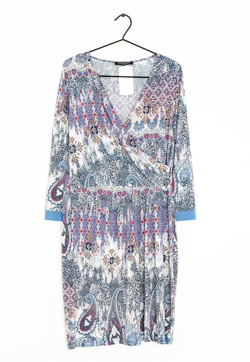 Blommönstrad omslagklänning med långa ärmar, featuring en blandning av blå, röd och beige nyanser, tillverkad av lättviktig tyg. Hänger på en svart krok.