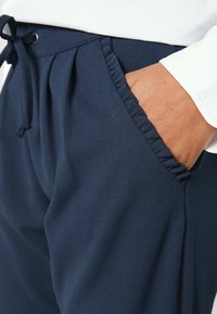 JDY JDYCATIA NEW ANKLE PANT - Calças - black iris