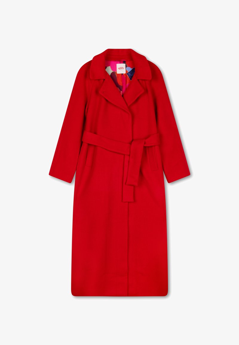 Rode wollen jas met een tailleceintuur, reverskraag met inkeping, lange mouwen en twee steekzakken aan de zijkant. Gevoerd met een kleurrijk bloemenpatroon.