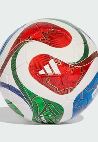 Bijela nogometna lopta s apstraktnim uzorcima u crvenoj, zelenoj i plavoj boji te Adidas logotipom, fotografirana na svijetlosivoj pozadini.