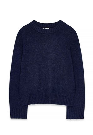 Marineblauer gestrickter Pullover mit geripptem Rundhalsausschnitt, Bündchen und Saum, flach auf einem weißen Hintergrund präsentiert.