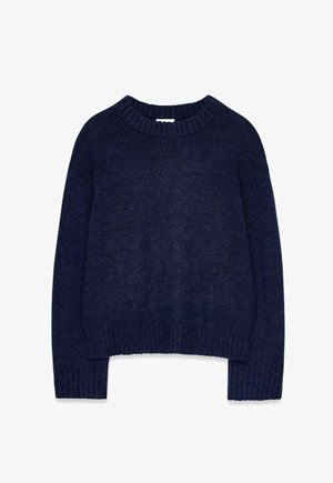 Navy zils adīts krekls ar ribotu apaļu izgriezumu, piedurknēm un apakšmalu, izlikts uz balta fona.