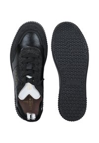 Schwarze Leder-Sneaker mit strukturierten schwarzen Akzenten und weißen Details, runder Zehenform, Schnürverschluss und gemusterter Gummi-Außensohle.