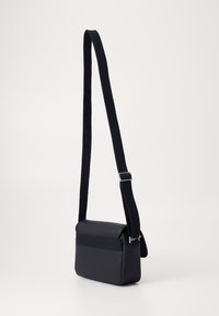 Lacoste CROSSOVER BAG CLASSIC - Skulderveske - noir