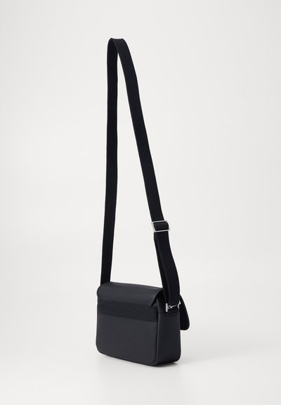 Lacoste CLASSIC MESSENGER BAG - Чанта за носене през рамо - noir
