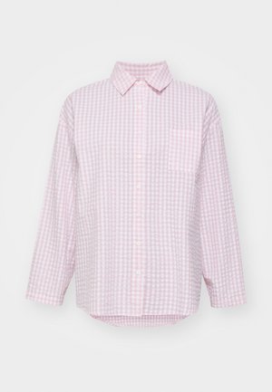 Button-up skjorte i lys pink og hvid gingham mønster, med krave, lange ærmer og en enkelt brystlomme. Blød stofstruktur.
